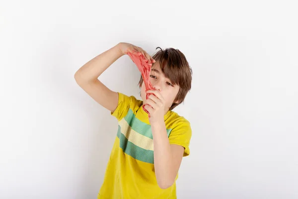 Genç Oğlan Kırmızı Çamur Gösterilen Yapıştırmak Gibi Elleri Arasında Görünüyor — Stok fotoğraf