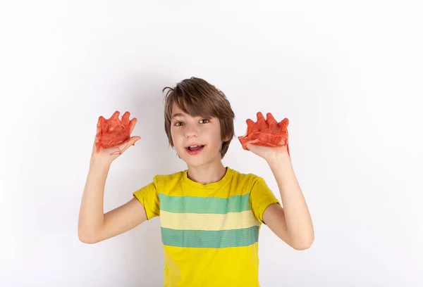 Jeune Garçon Montrant Boue Rouge Sur Ses Mains — Photo