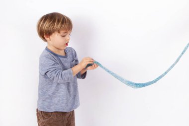 Çok güzel çocuk uzun glitter çamur ile oynamak