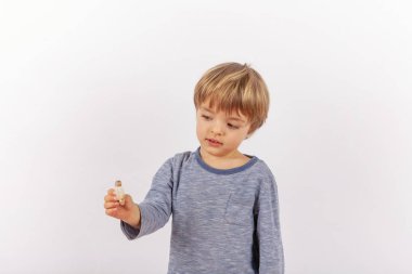 Sevimli küçük çocuk işitme cihazı gösterilen