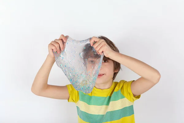 Gladlynt Pojke Håller Transparent Glitter Slem Och Titta Igenom Det — Stockfoto
