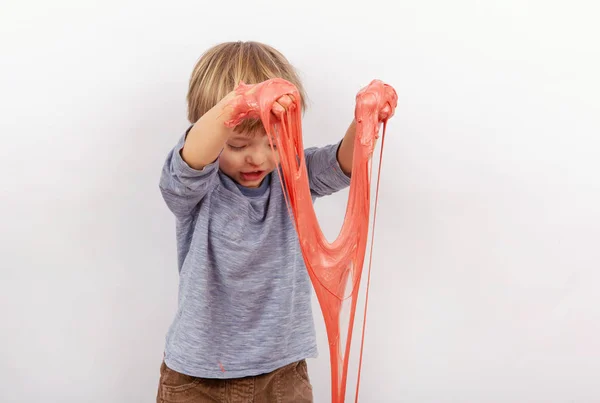 Grappige Kleine Jongen Spelen Met Slijm — Stockfoto