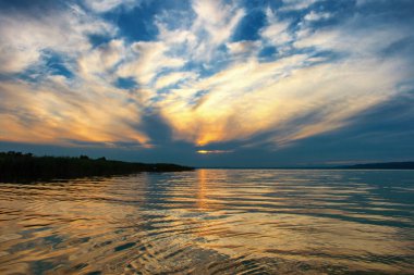 Macaristan'da güzel bir cennet ile Balaton Gölü üzerinde güzel gün batımı