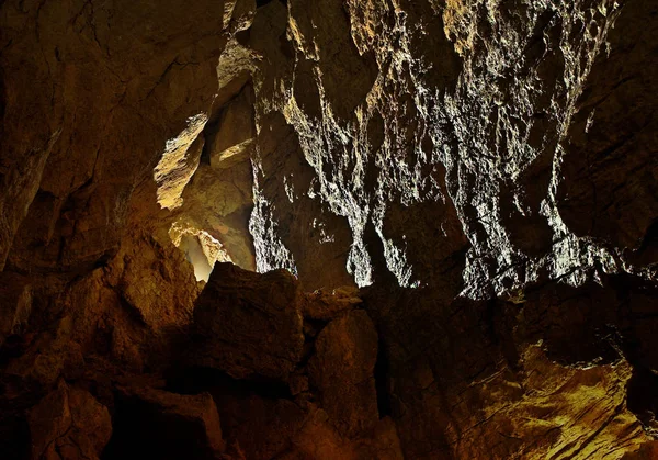 Ліга Сяє Темну Печеру — стокове фото