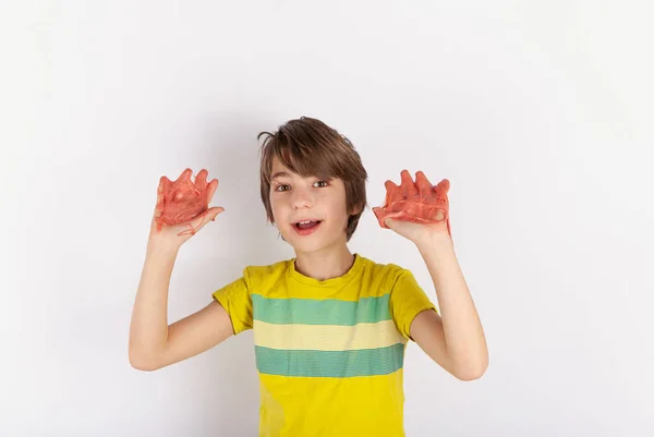 Menino Alegre Mostrando Lodo Suas Mãos — Fotografia de Stock