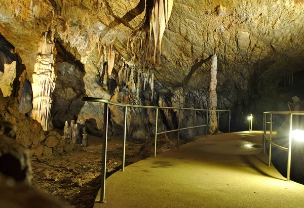Туристичний шлях в печері Baradla у Aggtelek, Угорщина — стокове фото