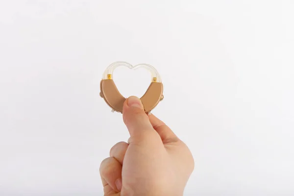 Forma del corazón a partir de audífonos formados por una mano —  Fotos de Stock