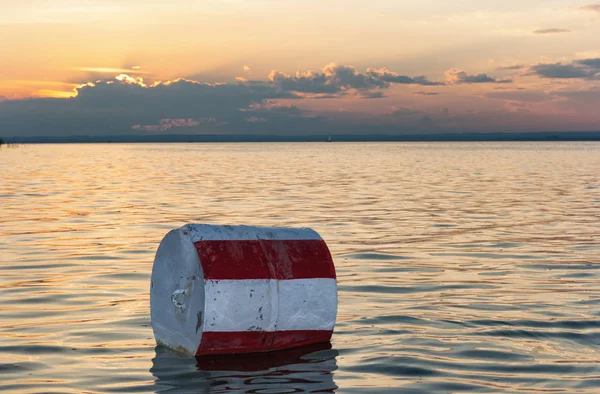 Buoy with red and white stripes on the water of Lake Balaton at — Stock Photo, Image