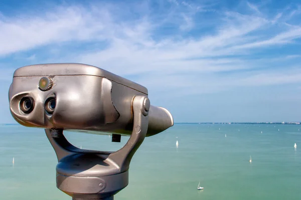 Coin operated binoculars with lake Balaton view at Tihany villag — Stock Photo, Image