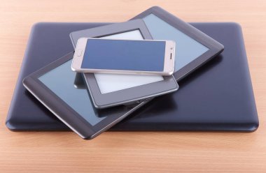 Not defteri, tablet, ebook okuyucu ve smatfondan yapılmış yığın