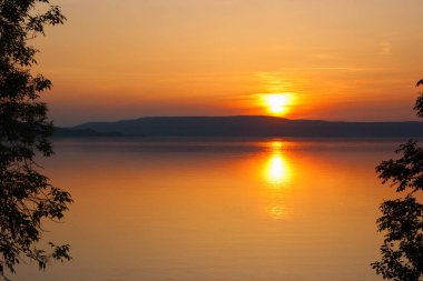 Laka Balaton üzerinde güzel minimalist gün batımı