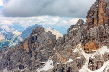 İtalya'da Cortina yakınlarındaki Dolomites güzel zirveleri