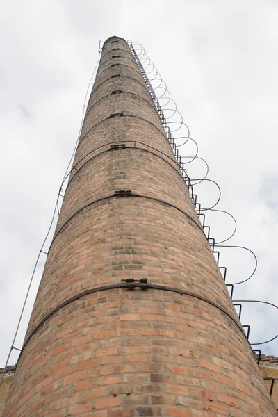 Uzun boylu fabrika baca, dikey yazdırma yönü — Stok fotoğraf