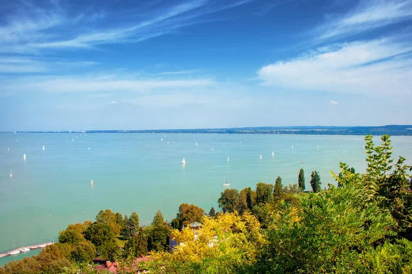 Lago Balaton con veleros del pueblo de Tihany en Hungría — Foto de Stock