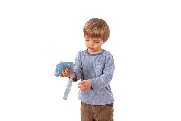 Rapaz bonito segurando um brinquedo viscoso. Isolado sobre fundo branco — Fotografia de Stock