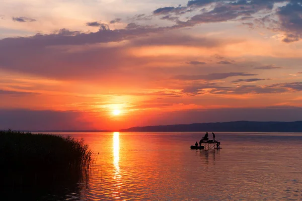 美丽的日落巴拉顿湖与剪影在匈牙利 — 图库照片