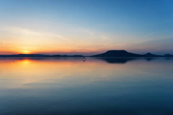 Озеро Балатон після заходу сонця з Бадачоня горами — стокове фото