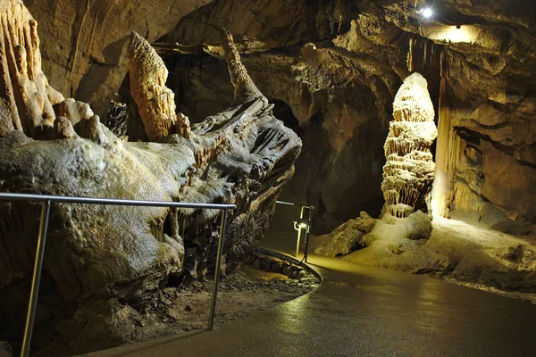 La atracción geológica de la locomotora estalactita en la cueva de Baradla Fotos de stock