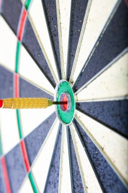 Dartb merkezi hedefine isabet bir dart ok yakın