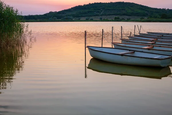 Село Тихань, внутрішнє озеро з човнами, поруч з озером Балатон — стокове фото