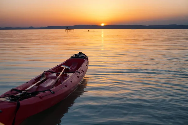 在巴拉顿湖上空的日落, 前景是皮划艇 — 图库照片