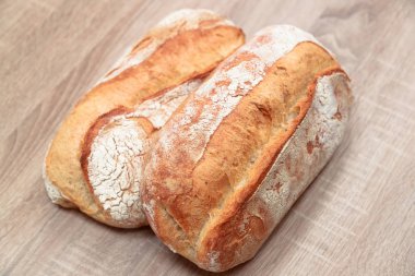 iki lezzetli hafif ahşap arka plan üzerinde ekmek