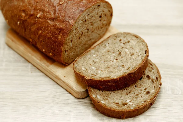 Pan al horno negro y un par de rebanadas —  Fotos de Stock