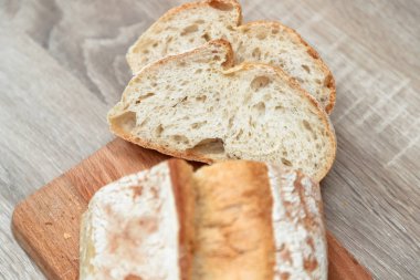 pişmiş ekmek ve kıyılmış adet beyaz