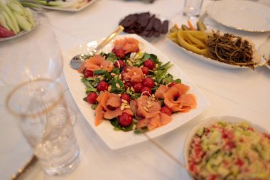 şenlikli gıda ile güzel dekore beyaz masa