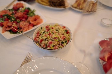 şenlikli gıda ile güzel dekore beyaz masa