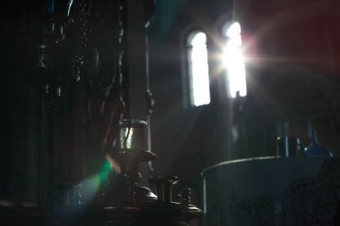 Rus Ortodoks Kilisesi'nin iç pencerelerden ışık yaktı