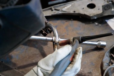 Kaynakçı el lehim ve parçaları bağlayın