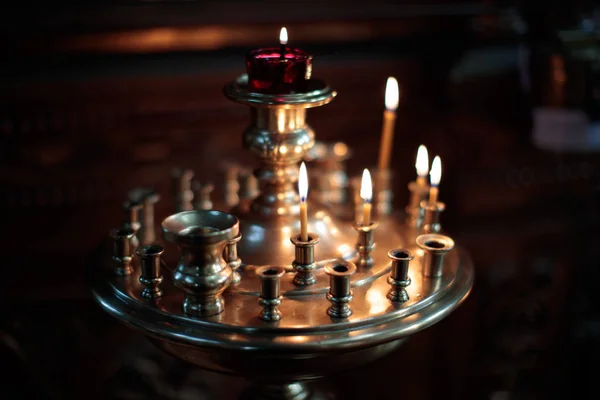 Горящие свечи в церкви в особом месте — стоковое фото