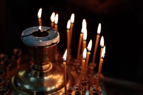 Brinnande ljus i kyrkan i en speciell plats — Stockfoto