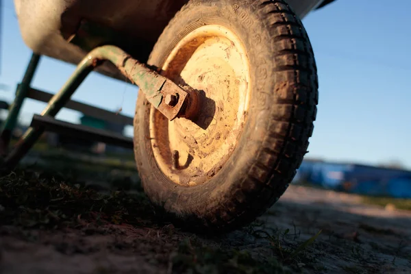Kirli yere tekerlek Bahçe arabaları — Stok fotoğraf