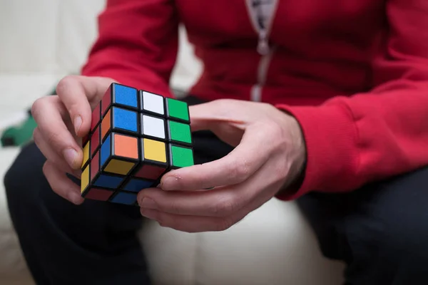 A srác kezében gyűjteni a színes kocka puzzle — Stock Fotó