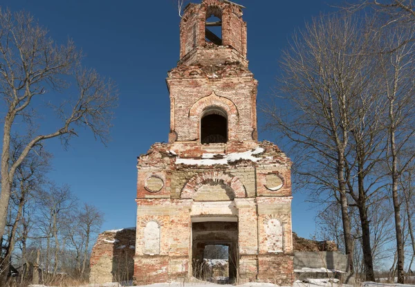 Vieille église en ruine par une journée ensoleillée — Photo