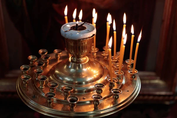 Brûler des bougies dans l'église dans un endroit spécial — Photo