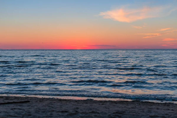 Море на фоні заходу сонця і красивих хмар — стокове фото