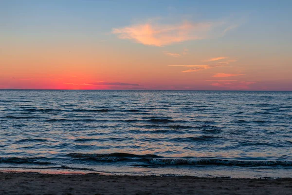 Море на фоні заходу сонця і красивих хмар — стокове фото