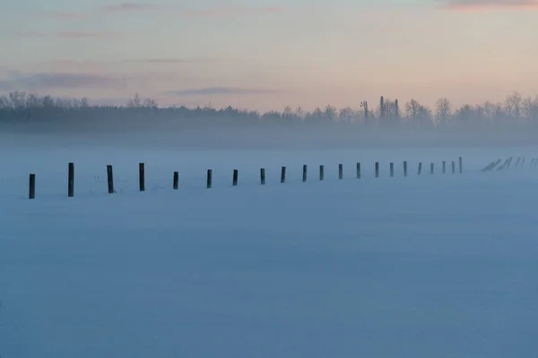 Evig snö med spångad låga inlägg — Stockfoto