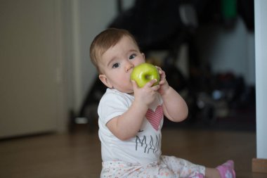 küçük çocuk ve onun ellerini elma tutan kemiren