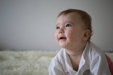 mutlu ve neşeli küçük bebek kanepede