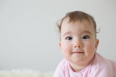 mutlu bir yüz ile küçük bebek