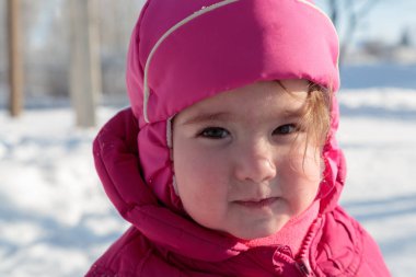kış giysileri sokakta küçük bir kızın sevimli yüzü