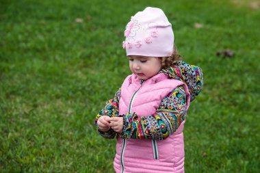 şirin ve küçük pozitif çocuk sokakta