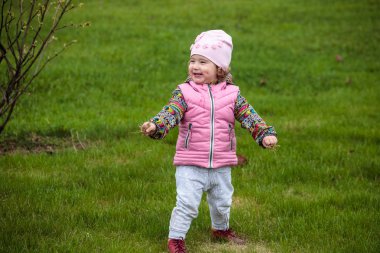 şirin ve küçük pozitif çocuk sokakta