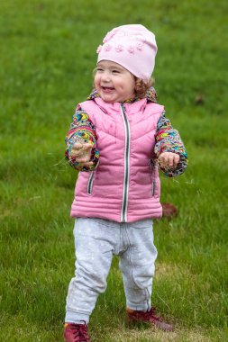 şirin ve küçük pozitif çocuk sokakta