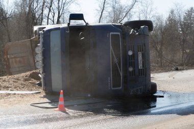 Begunitsy, Leningrad Region, Volosovo District, Rusya Federasyonu - 13 Nisan 2018 yol trafik kazası. Kamyon kum yan, kırık arabası haddelenmiş.