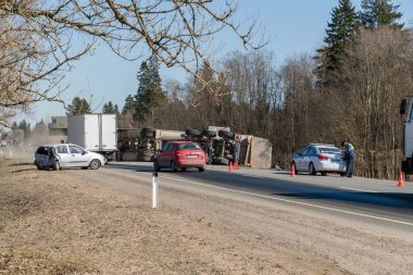 Begunitsy, Leningrad Region, Volosovo District, Rusya Federasyonu - 13 Nisan 2018 yol trafik kazası. Kamyon kum yan, kırık arabası haddelenmiş.